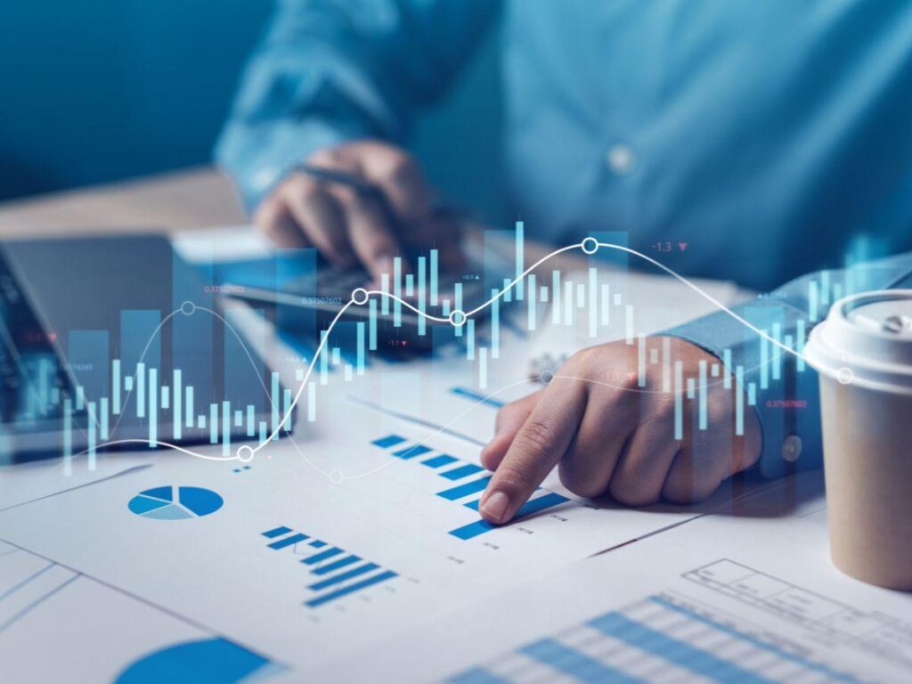 Uomo che fa calcoli dei mercati finanziari