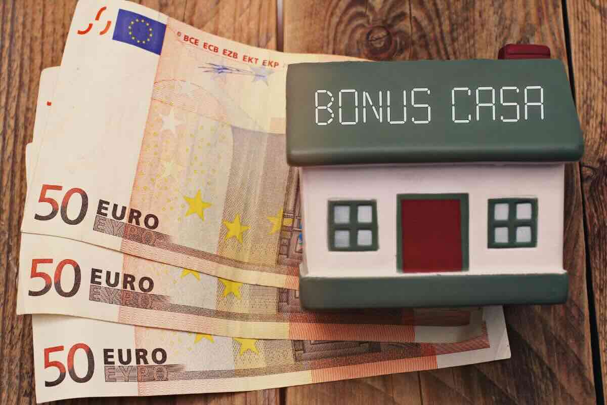 Banconote, casa con scritto bonus casa