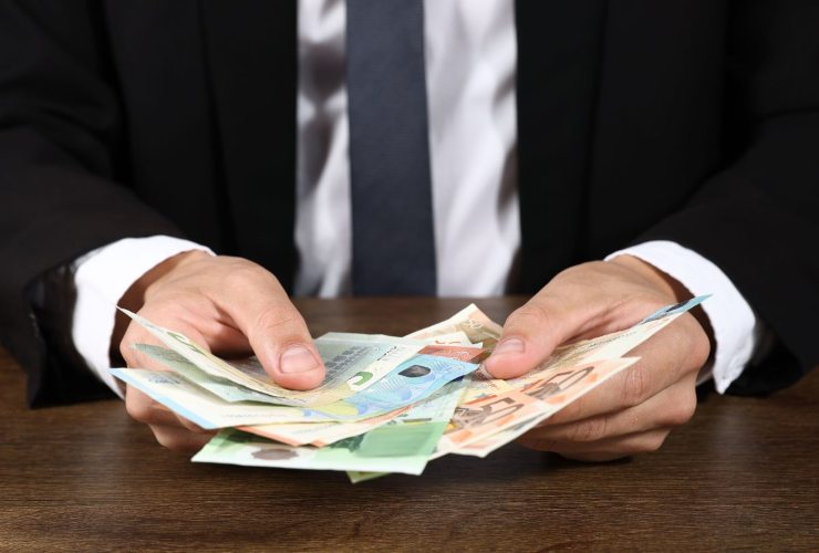 persona che conta banaconote