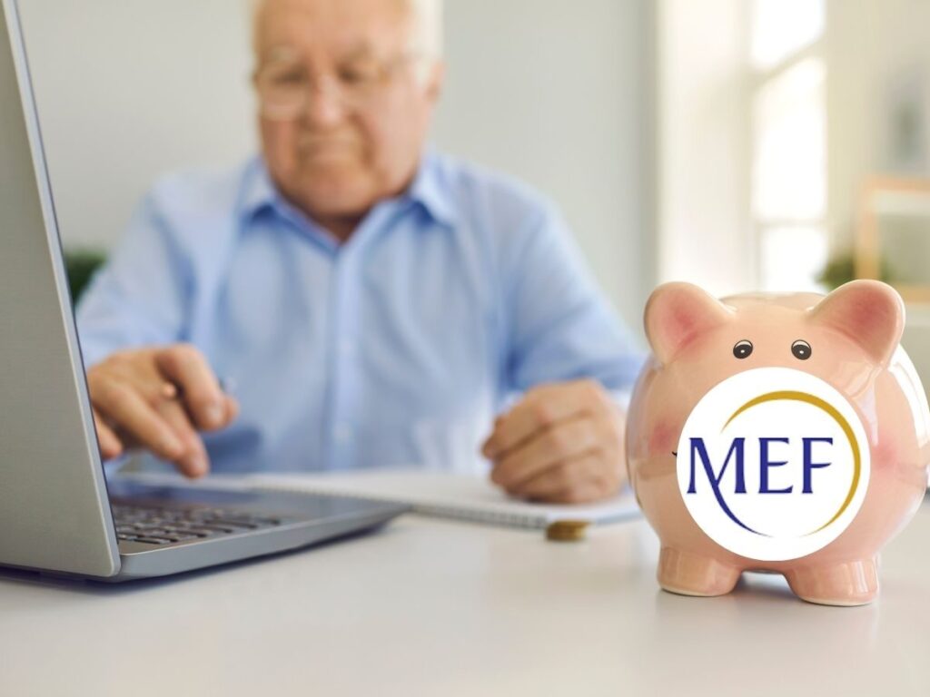 Uomo al pc con salvadanaio