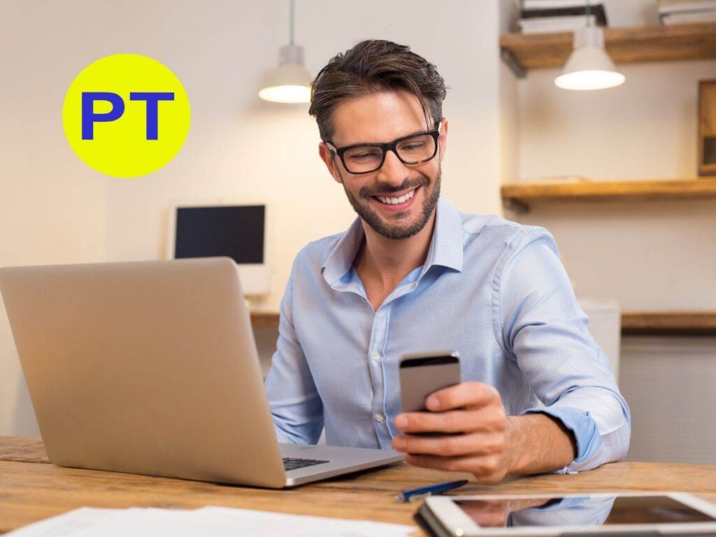 Uomo sorridente con pc e smartphone