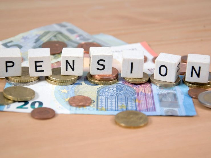 Soldi e dadi con scritto pension