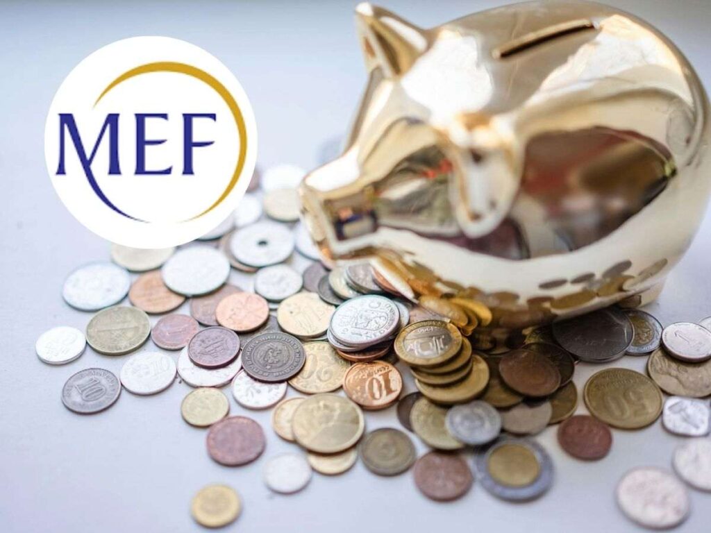 monete e salvadanaio color oro